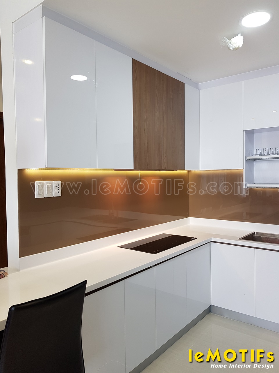 Thi-cong-tu-bep-Acrylic-nha-chi-Huong-Orchard-Garden-TPHCM